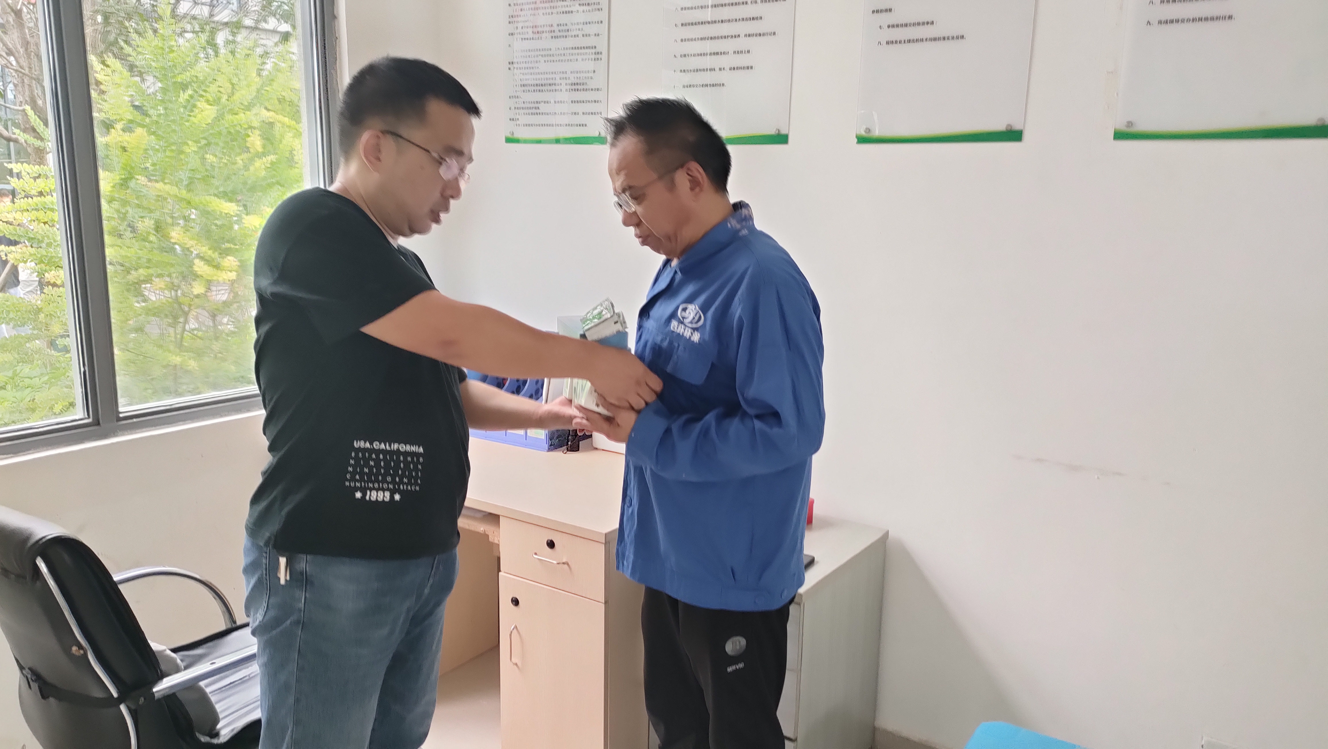 十大娱乐彩票平台送清凉,同心战酷暑