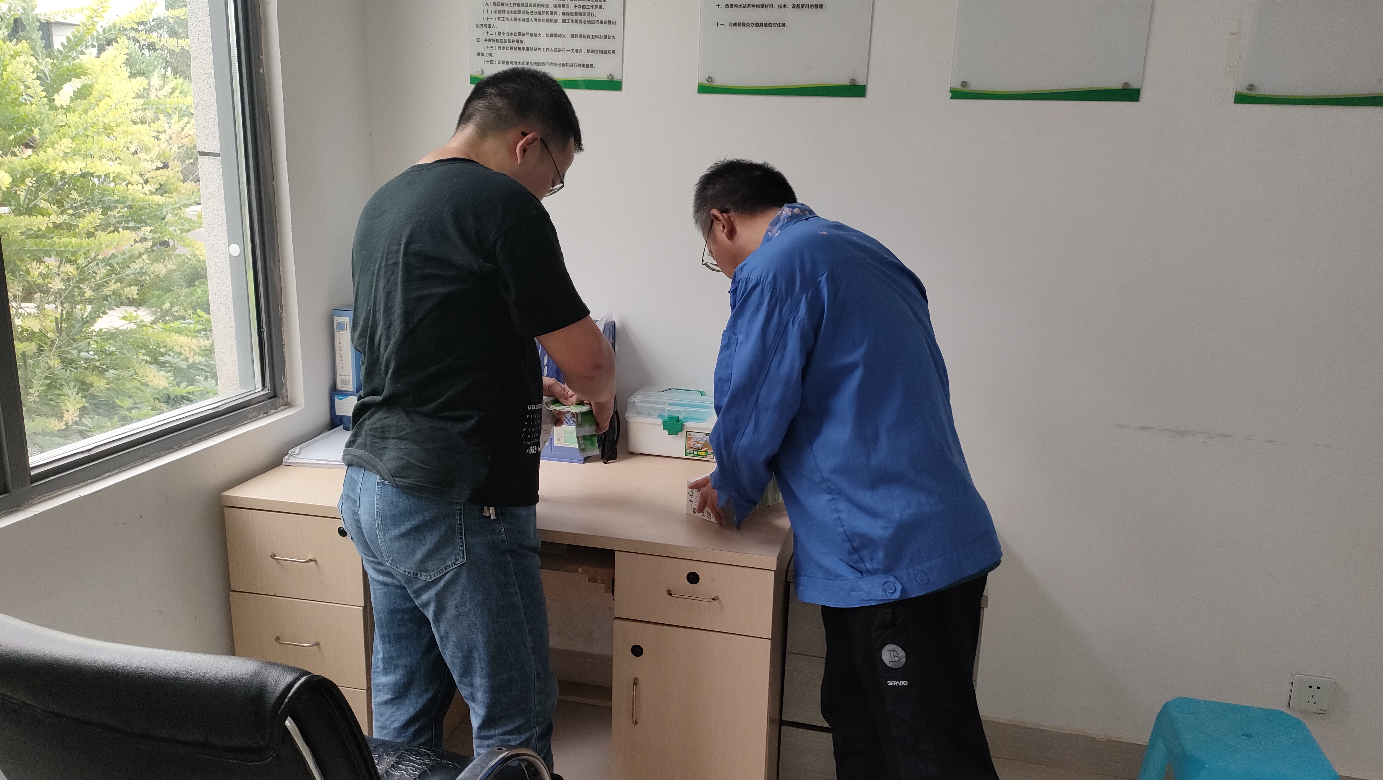 十大娱乐彩票平台送清凉,同心战酷暑