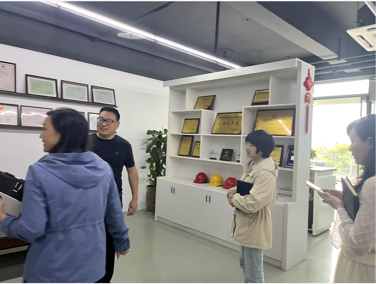 大渡口区住建委领导走访我司