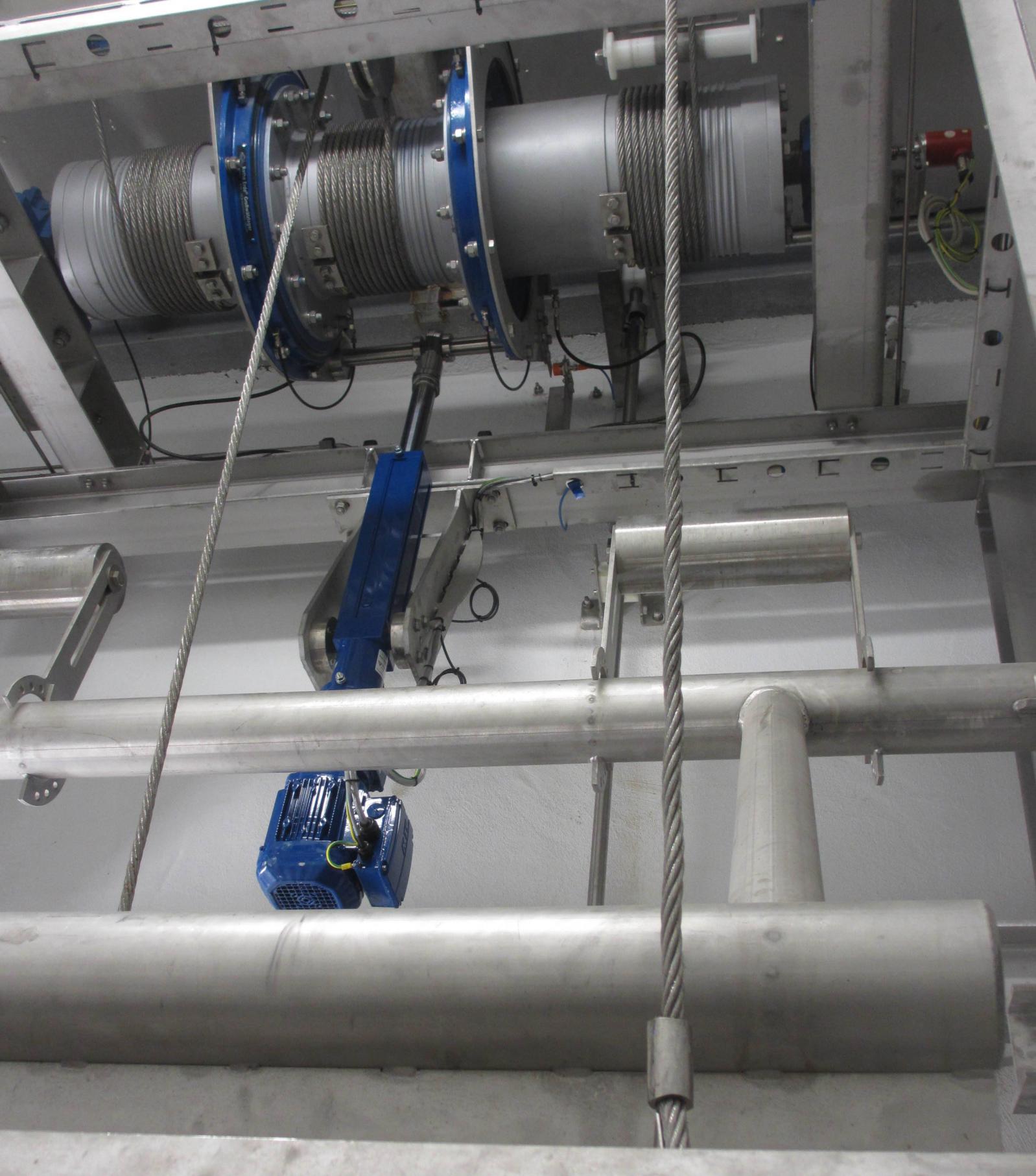 钢丝绳牵引式格栅除污机