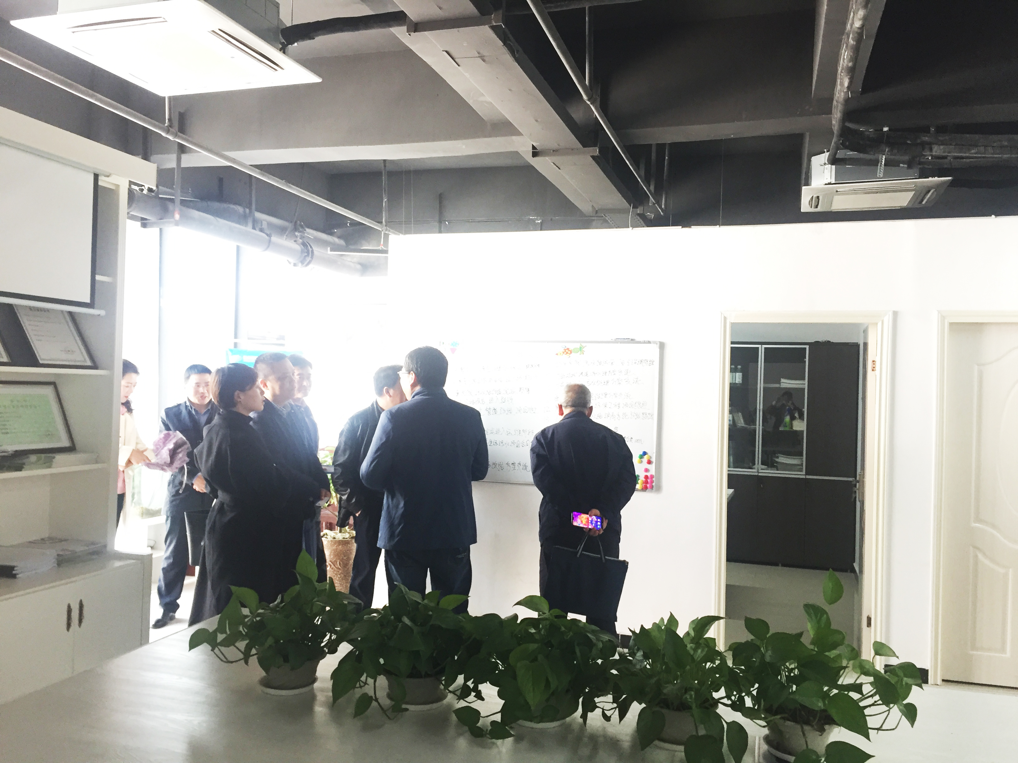 热烈欢迎成都市生态环境局考察团领导与专家十大娱乐彩票平台进行考察